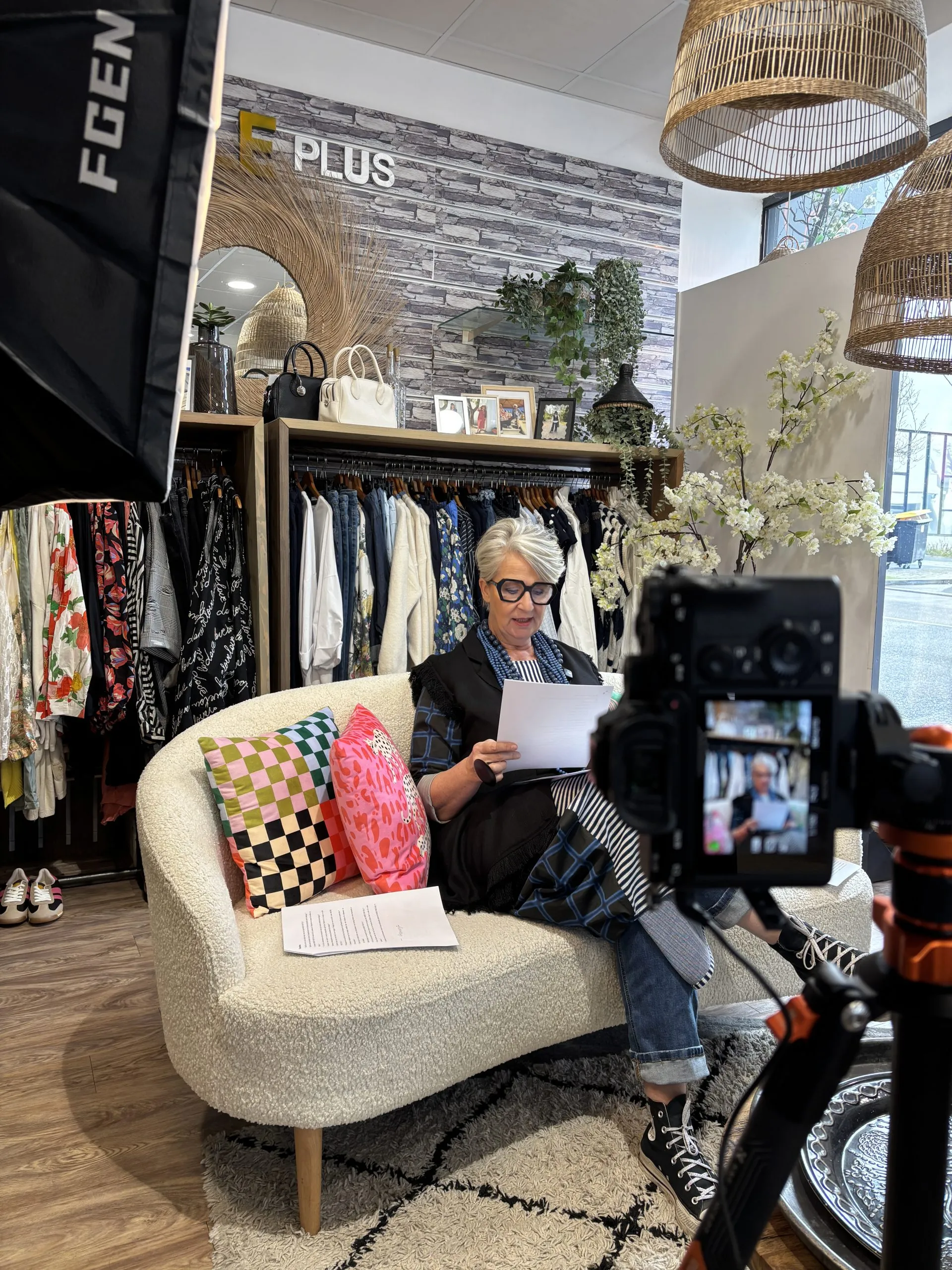 Interview vidéo en boutique à Chartres : caméra sur trépied, softbox et gérante face caméra