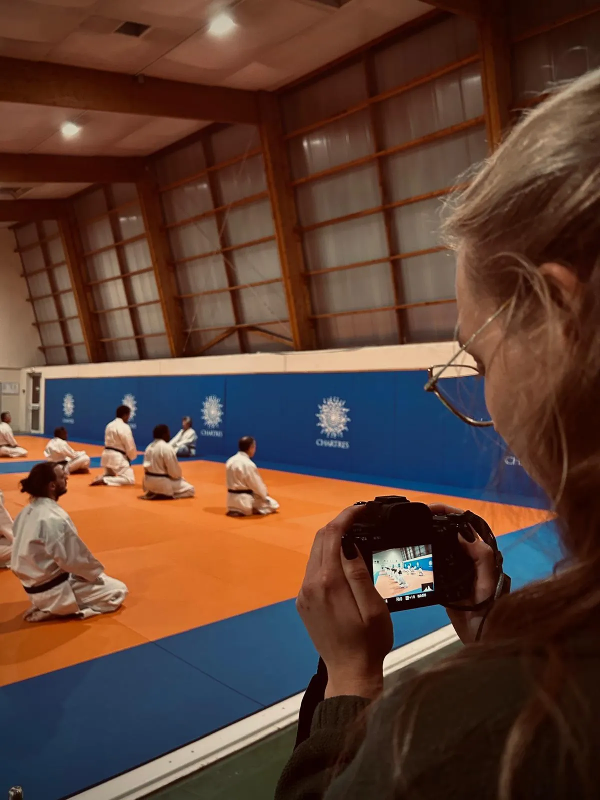 Océane Chesnais filme au stabilisateur un stage de karaté dans un gymnase de Chartres